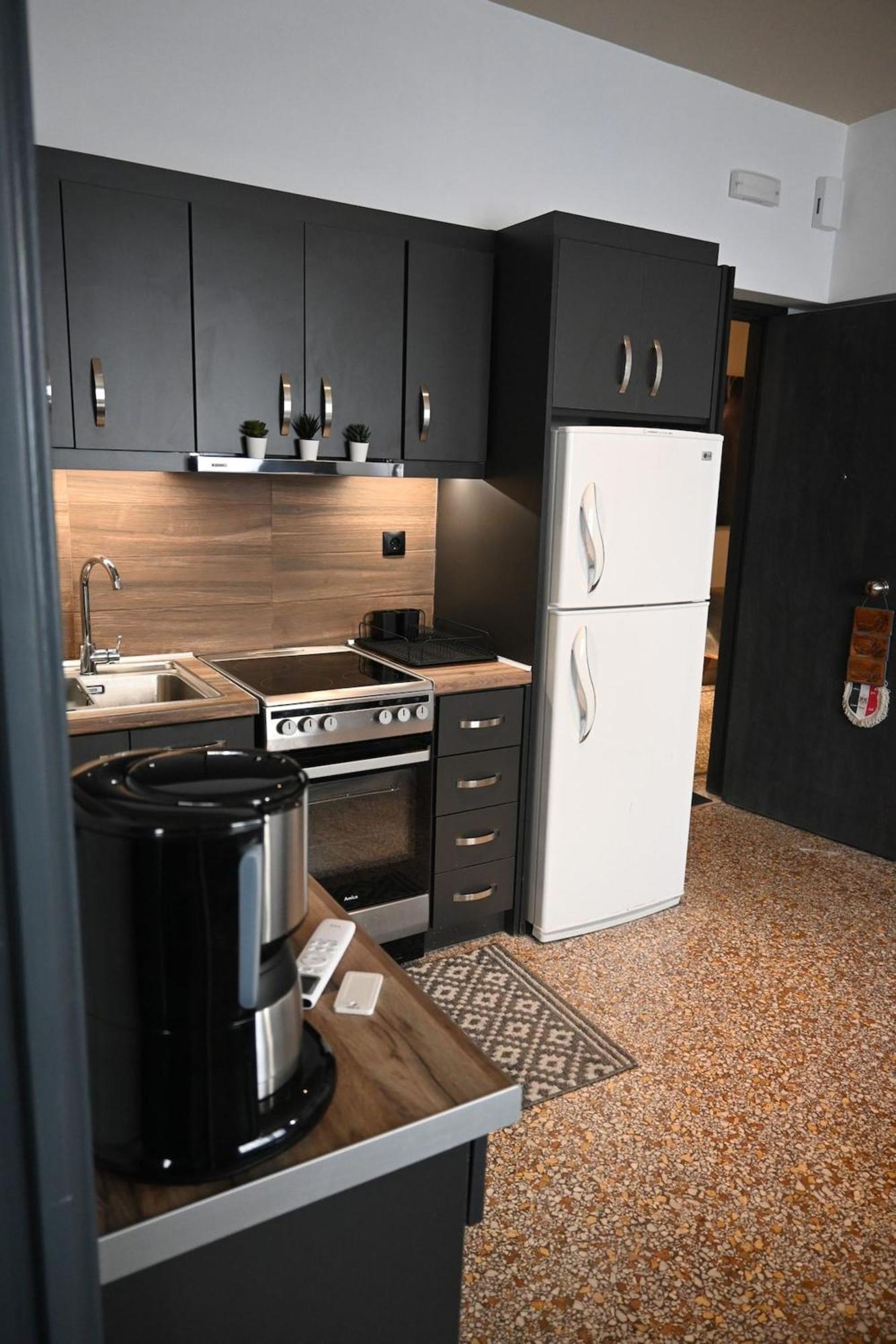 Haris 303 Apartment By Vpn Accomodation Atene Esterno foto